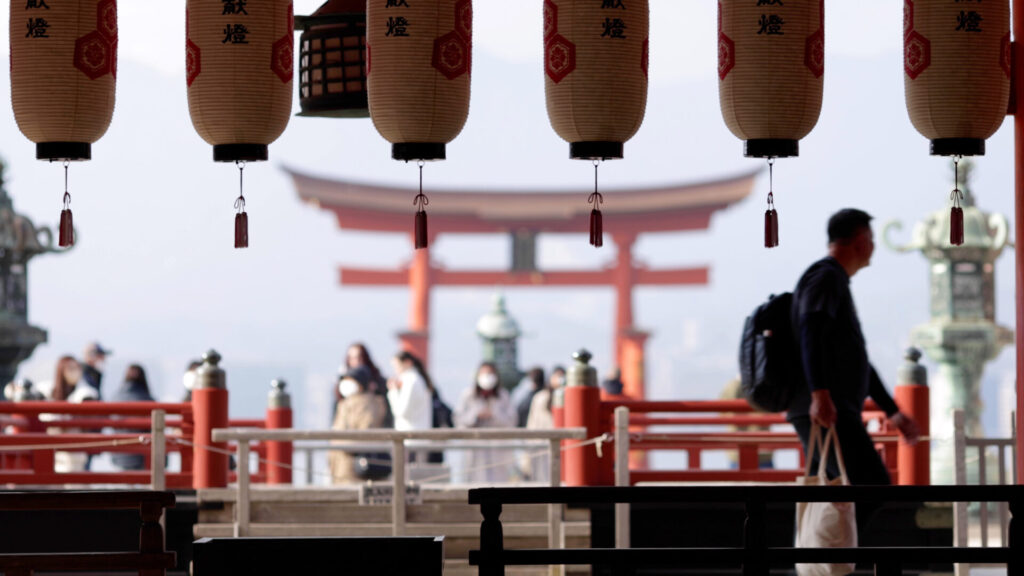 宮島の嚴島神社の中から鳥居を遠くに眺める